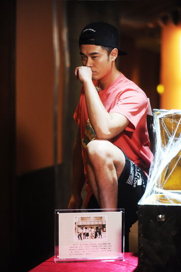 《跑男3》陈赫吃货天才齐上阵 玩穿越趣斗螃蟹