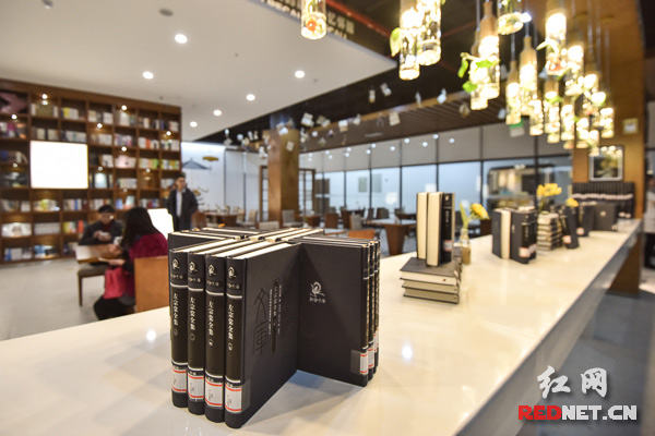 乐之书店还具备小型文化沙龙、创意集市、深夜书房等各类文化活动的复合功能。