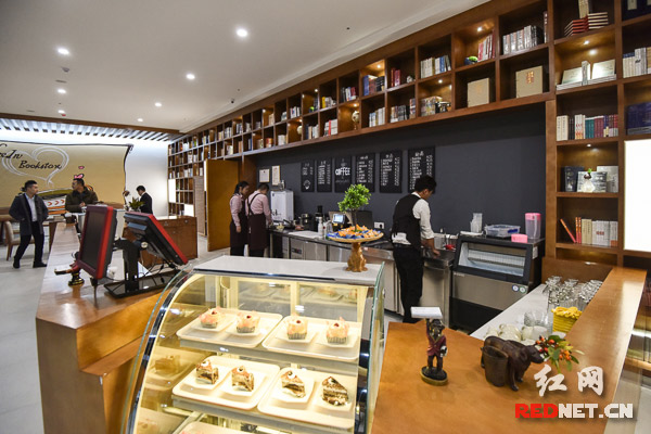 乐之书店采取“阅读咖啡沙龙”的复合型书店经营模式，打造出“温暖、人文、时尚”的书店风格。