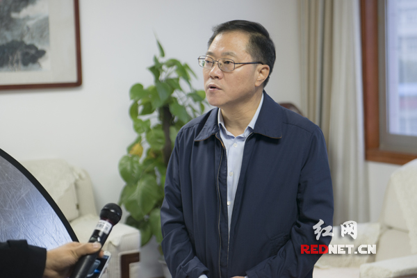 永州市委书记陈文浩接受采访。