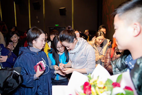 许晴为影迷签名