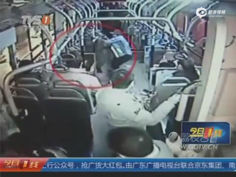 女子公交上被摸敏感部位 连续猛踹对方