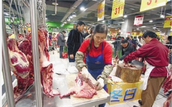   冬季，羊肉和牛肉成为大多数市民首选肉类。