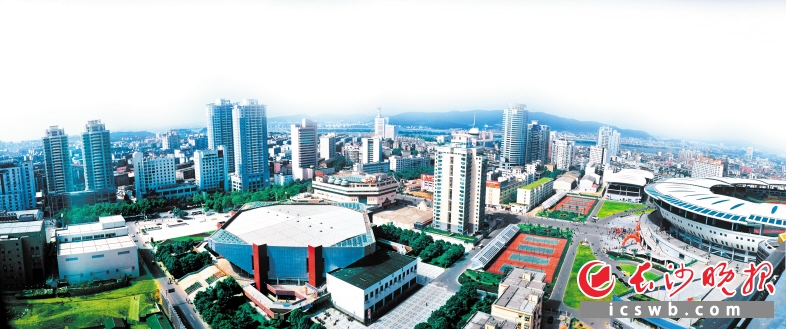 长沙天心文化产业园多层次构建资本市场支持文化企业,成为名副其实的“创客乐园”。这是园区的新世纪体育文化中心。 资料图片