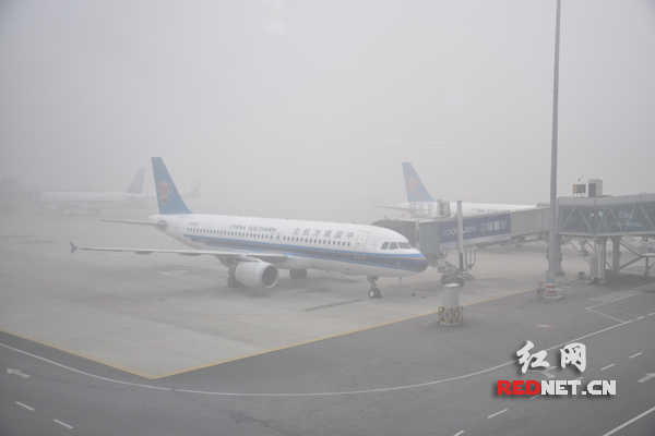 因清晨大雾，长沙机场航班无法正常起降。