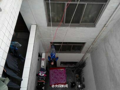 男孩被锁家中绑电线“逃跑”吊在半空至昏迷