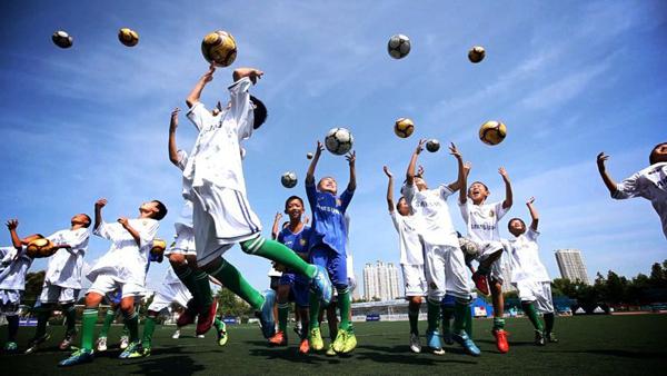 《中国少年足球战队》周日首播 足球须从娃娃