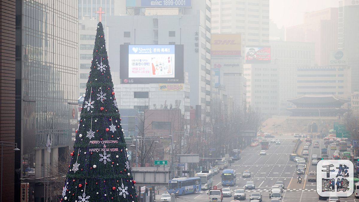当地时间2015年12月24日上午，韩国首尔遭雾霾侵袭，大气中的微尘浓度大幅上升，市区的天空灰蒙蒙一片。