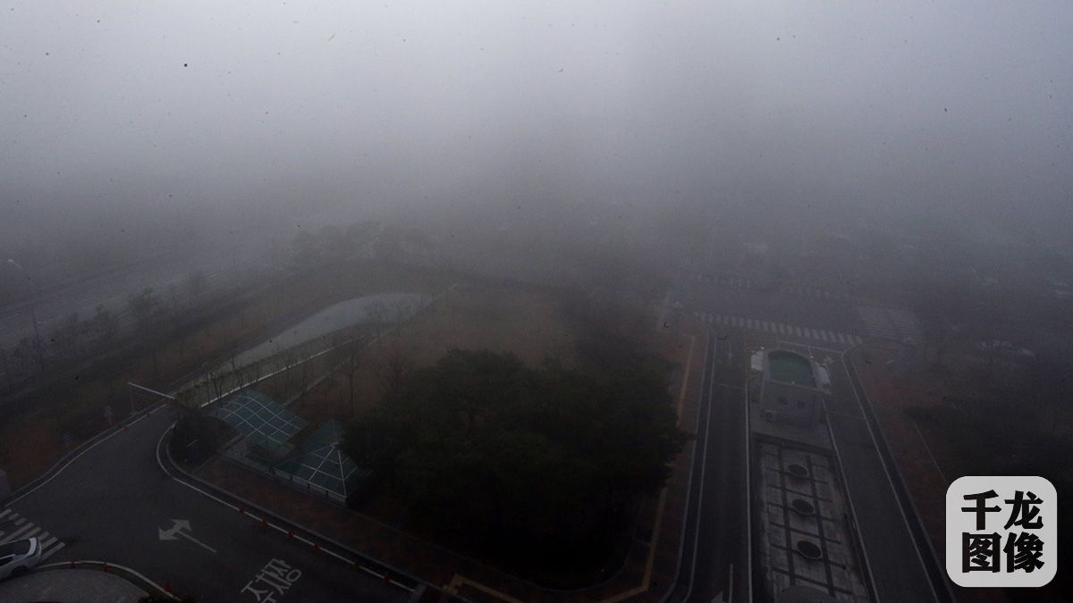 当地时间2015年12月22日，韩国全州市，韩国发布雾霾警报，道路被浓雾覆盖。