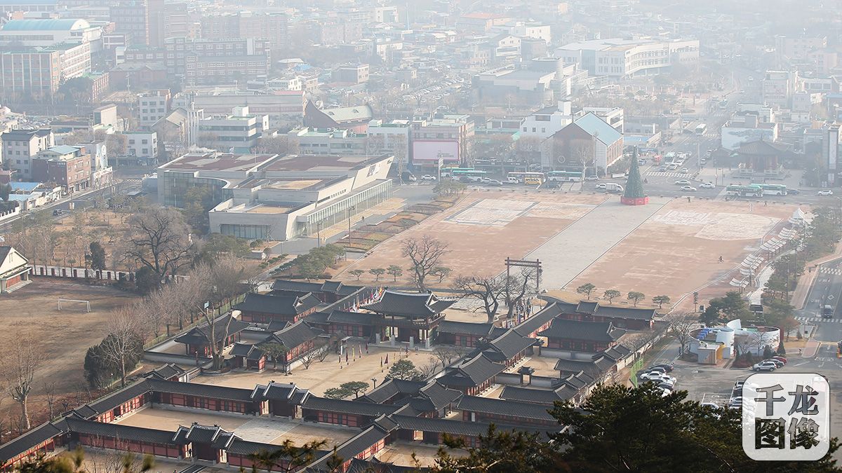 当地时间2015年12月22日，韩国大部分地区遭雾霾侵袭，大气中的微尘浓度大幅上升，空气质量和能见度较差，气象部门提醒公众注意预防。1