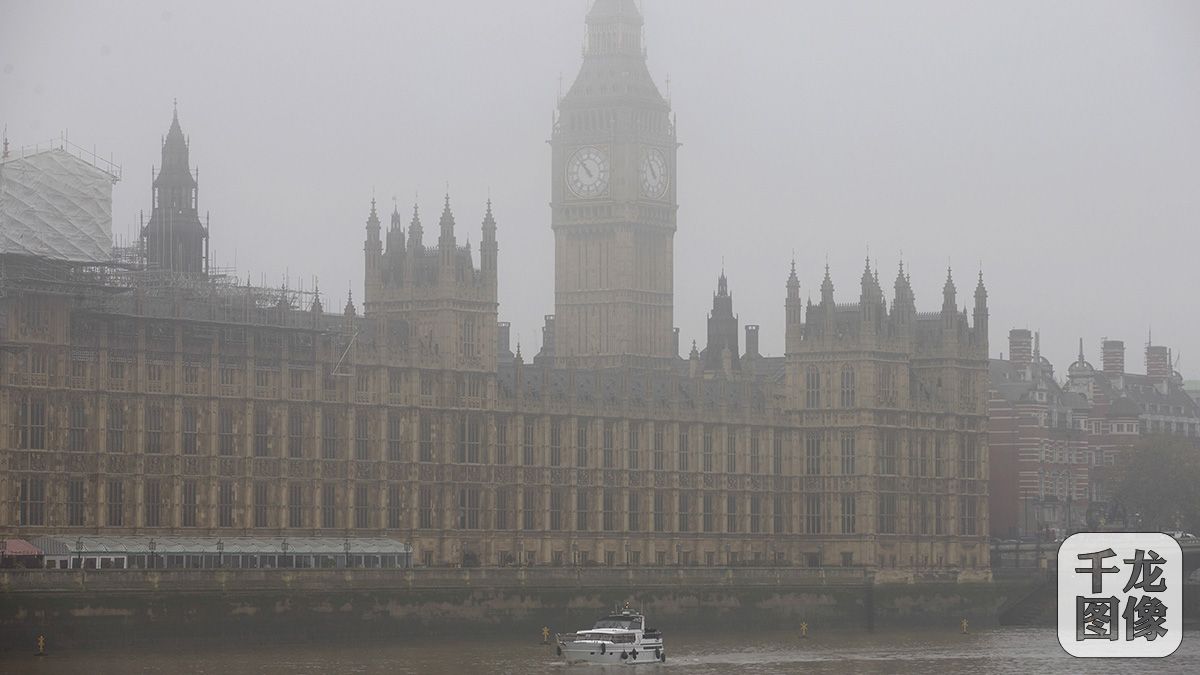 当地时间2015年11月2日，英国伦敦，英国议会大厦笼罩在雾霾下。