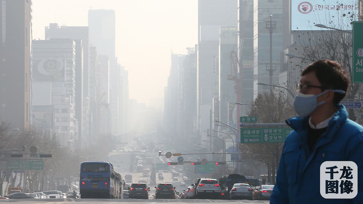 当地时间2015年12月22日，韩国大部分地区遭雾霾侵袭，大气中的微尘浓度大幅上升，空气质量和能见度较差，气象部门提醒公众注意预防。2