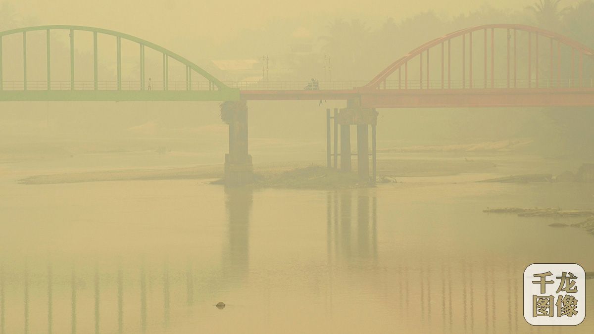 当地时间2015年10月7日，印尼占碑省Sarolangun出现雾霾天气。