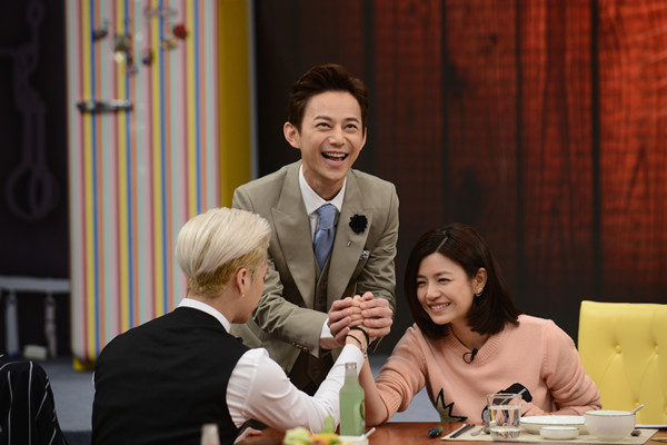 05 陈妍希与王嘉尔掰手腕