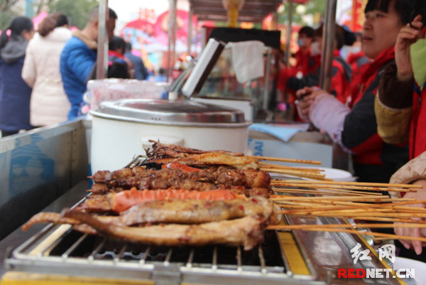 方特年趣街，吃、玩、看样样不能少。