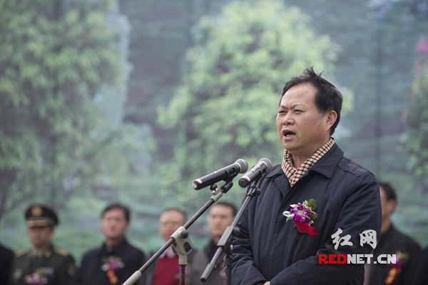 湘西自治州州委书记叶红专宣布项目正式开工。