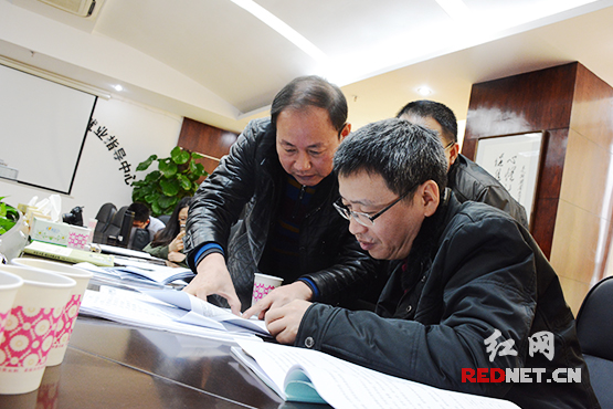 12月31日，湖南省纪委组织开展对省直单位纠正“四风”监督检查情况的重点抽查。图为检查组在某省直单位二级机构查阅财务资料。
