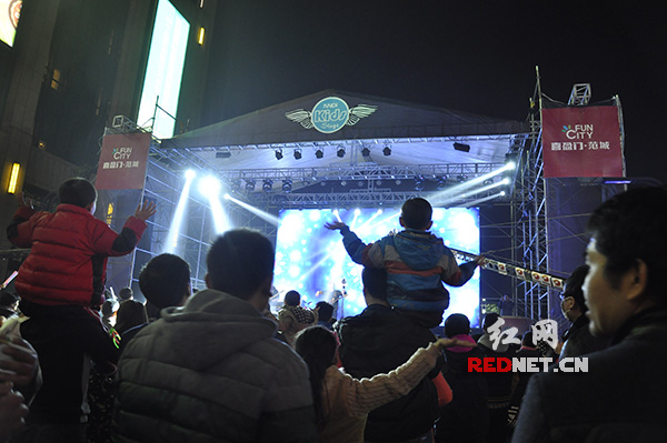 演唱会现场，孩子们随着音乐舞动。
