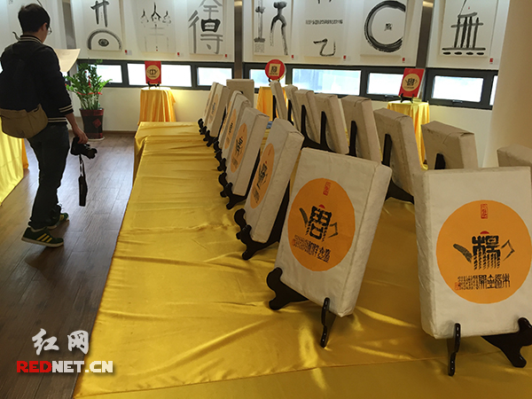 　（宋旦将百家姓创作在益阳黑茶上，对接湖南茶文化。