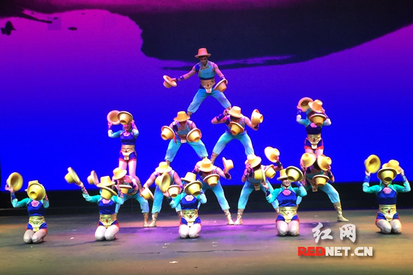 用14个不同风格的杂技项目来讲故事,表演的不仅仅是杂技,更有剧情。