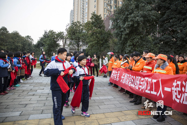 寒冬有爱，长郡双语实验中学1524班师生与环卫工人温暖前行。