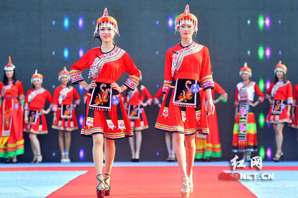 (半决赛佳丽们还精彩演绎了当地少数民族的风情。