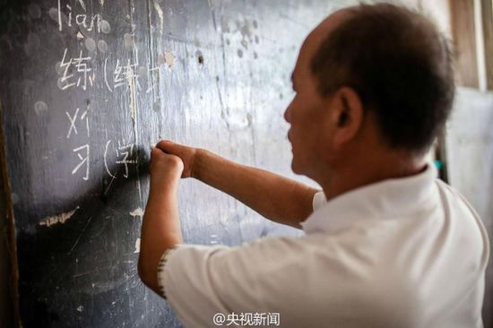 近日，山西48岁教师陈海平先天手足“无指”，但他没放弃努力，成为山村小学代课教师，执教至今26年，靠胳膊夹粉笔写一手好板书。为教好拼音他曾早上5点起床骑车20里向人请教，他说老师得为人师表。近几年，学生渐少，他仍坚守，“剩一个也教！”