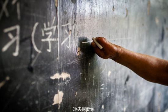 陈海平在写板书。