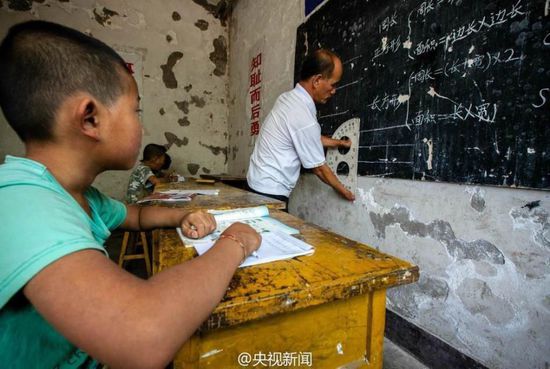 陈海平在给学生上课。