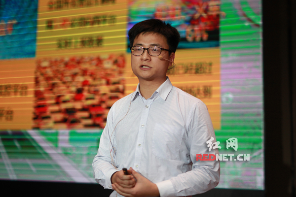 一个项目负责人在长沙云孵化器的项目路演中介绍团队的市场定位和盈利模式。