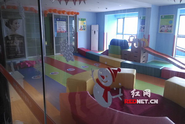 目前,长沙BB团母婴连锁实体德思勤店玻璃大门已被锁紧,里面孩子们的娱乐设施和部分办公用品依然保存完好。