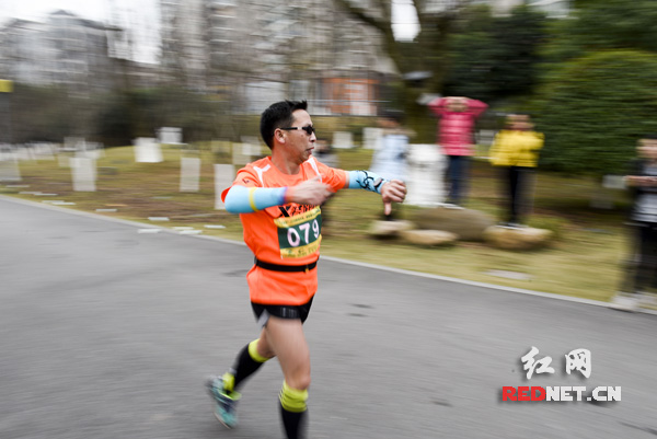 一位参赛选手向旁边观众做手势打招呼。