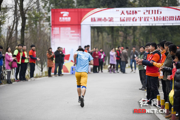 一位参赛选手在观众的鼓励下奋勇前进。