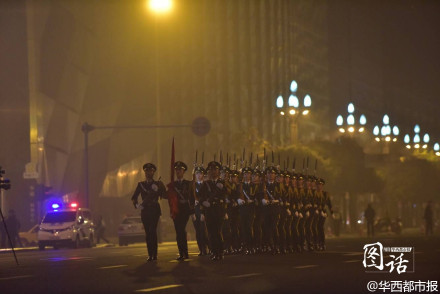 成都持续雾霾天气 市民戴口罩看升旗仪式(图)