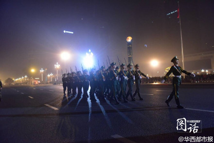 成都持续雾霾天气 市民戴口罩看升旗仪式(图)