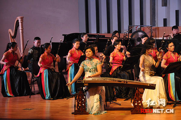古筝与乐队《茉莉芬芳》，古筝演奏家李磊登台演奏。