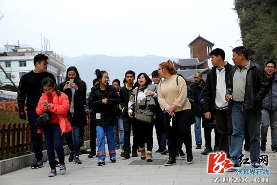 张家界宝峰湖景区新年迎来“开门红”