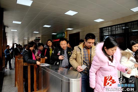 张家界宝峰湖景区新年迎来“开门红”