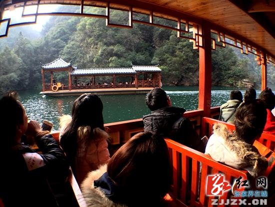 张家界宝峰湖景区新年迎来“开门红”