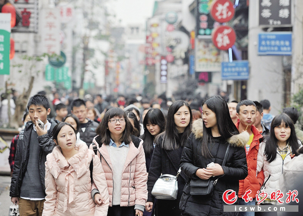 逛老街　　昨日是元旦小长假第二天，太平老街上，来自全国各地的游客和市民络绎不绝。 　　长沙晚报记者 王志伟 摄