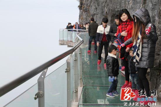 游客青睐张家界天门山玻璃栈道