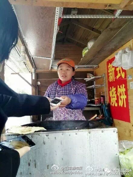 江西一高校卖烧饼大姐酷似王宝强