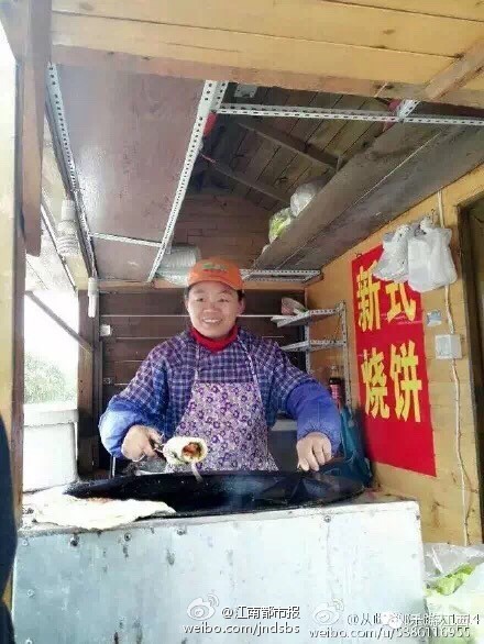 江西一高校卖烧饼大姐酷似王宝强