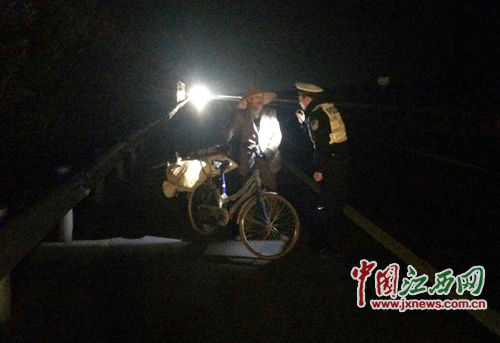 老汉夜间骑车上高速被制止