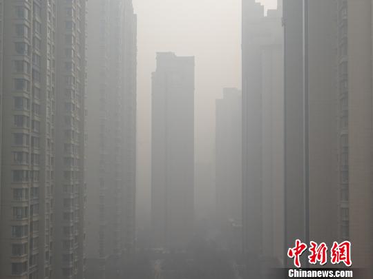 大雾致河南多条高速临时管制郑州重霾围城（图）