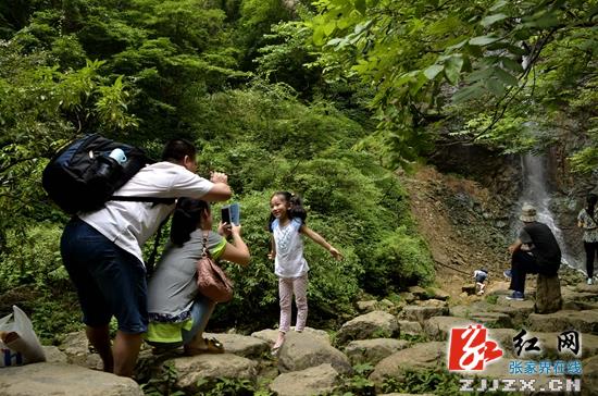 张家界大峡谷景区：免票政策引来学生游5.6万人次