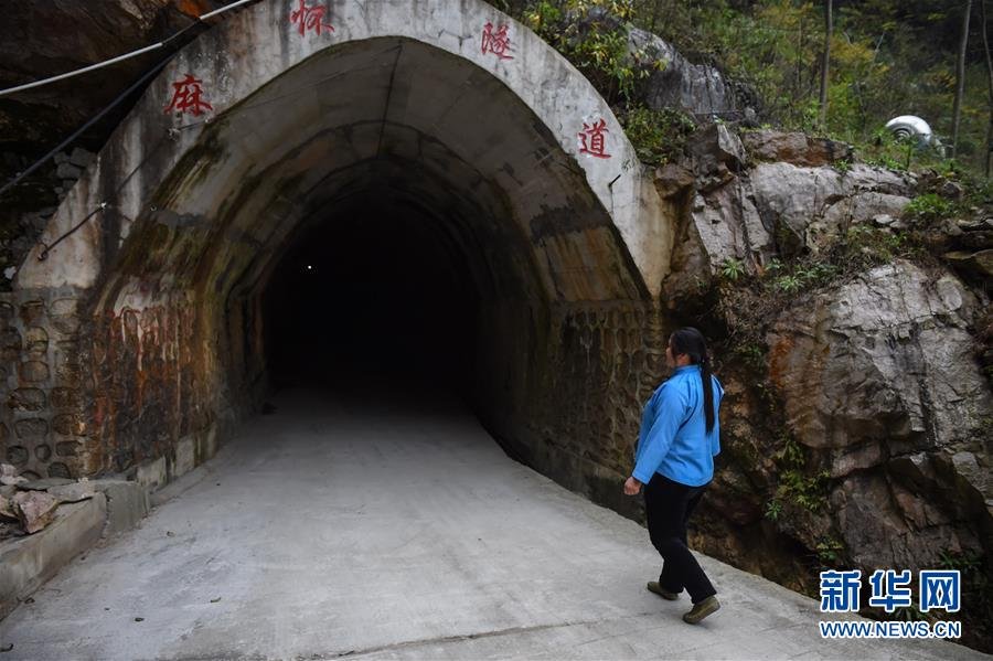 贵州女子一锤一镐砍山凿洞脱贫 被称为女愚公