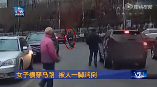 女子横穿马路未走斑马线 被路怒男一脚踹倒