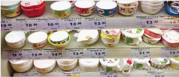  1月2日，长沙岳麓区某大型超市内在售的仿瓷餐具。    见习记者 胡锐 摄