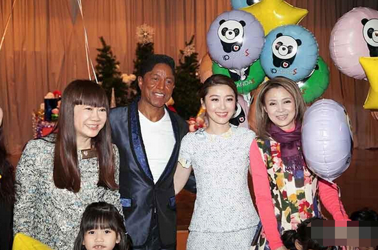 周丽淇与杰梅因·杰克逊探访儿童